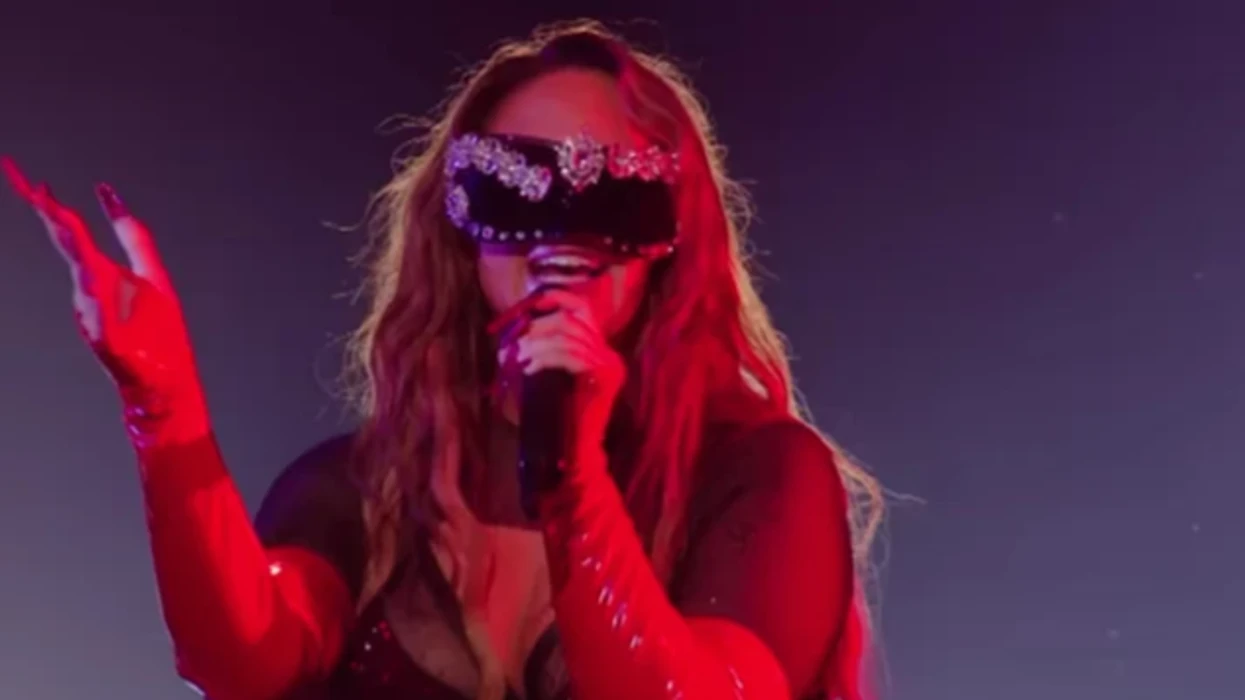 U shfaq me të edhe në Eurovision - historia prekëse që qëndron pas maskës në fytyrë të Felicias [video]