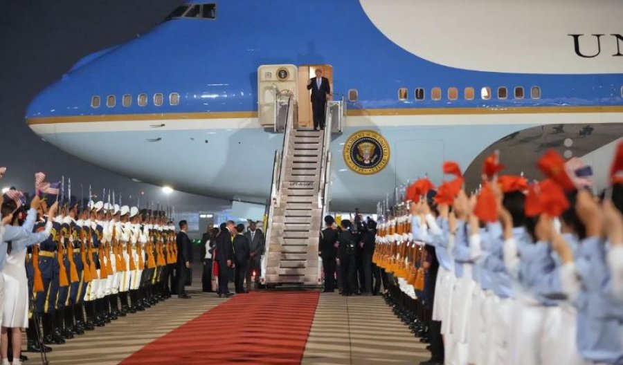 Trumpi arrin në Kinë  pritet me nderime ushtarake