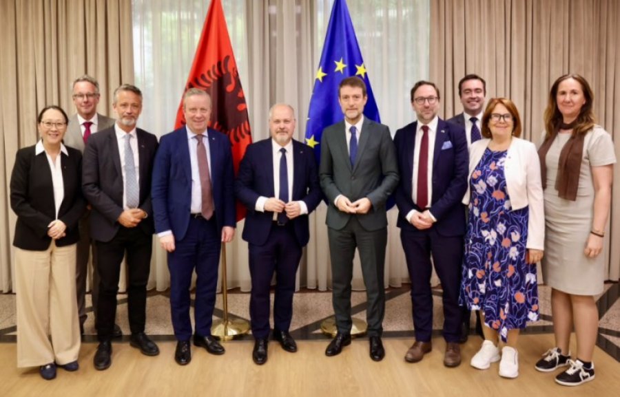 Hoxha  Shqipëria e vlerëson shumë miqësinë dhe partneritetin me Suedinë