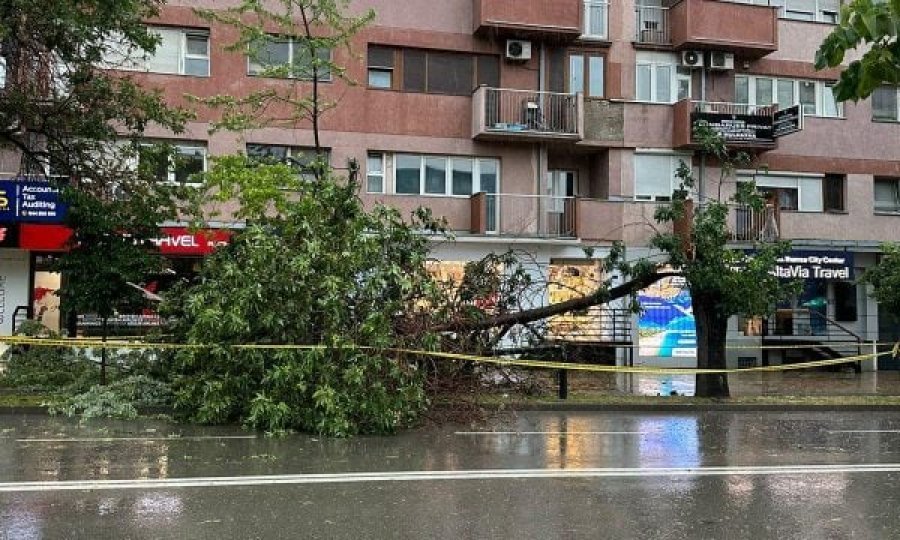 Erërat e forta shkaktuan dëme në Prishtinë, Fushtica: Janë realizuar 17 intervenime emergjente