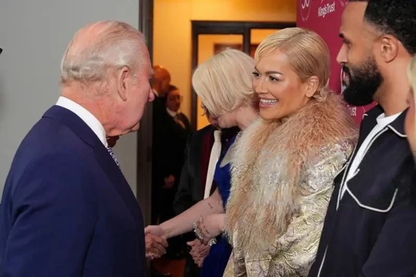 rita-ora-takohet-me-mbretin-charles-ne-londer-shkelqen-me-paraqitjen