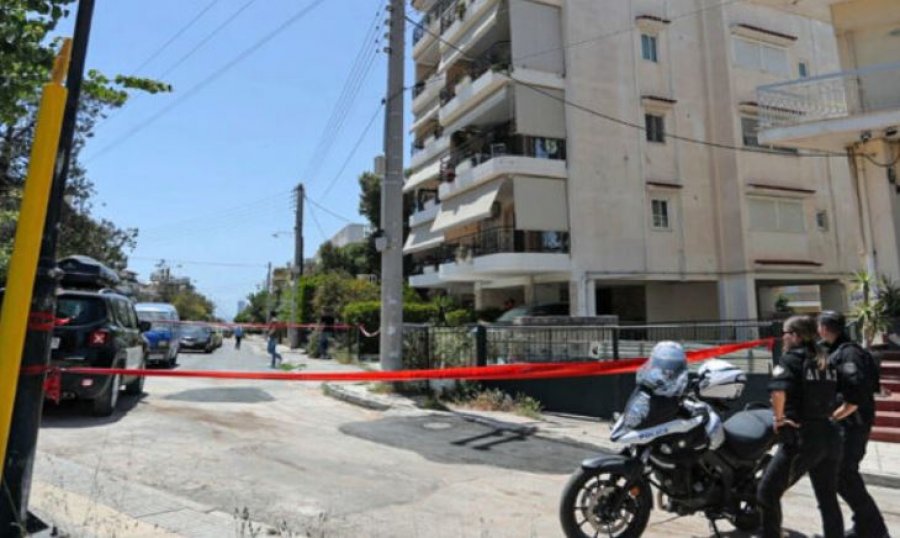 tragjedia-ne-greqi-humb-jeten-edhe-17-vjecarja-e-dyte-qe-u-hodh-nga-tarraca-e-pallatit-me-shoqen-e-saj