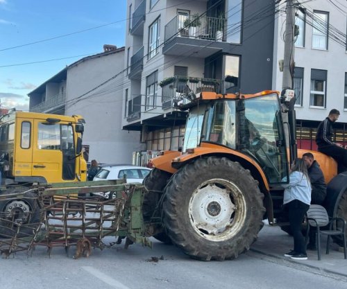 Qytetarët e Skenderajt bllokojnë rrugën me traktorë në përkrahje të kryetarit të kësaj komune