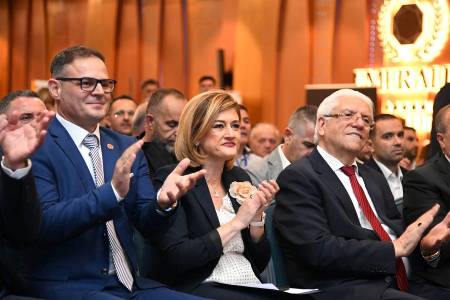 kusari-lila-merr-pjese-ne-konferencen-ekonomike-falenderon-bizneset-per-kontributin-ne-zhvillimin-ekonomik