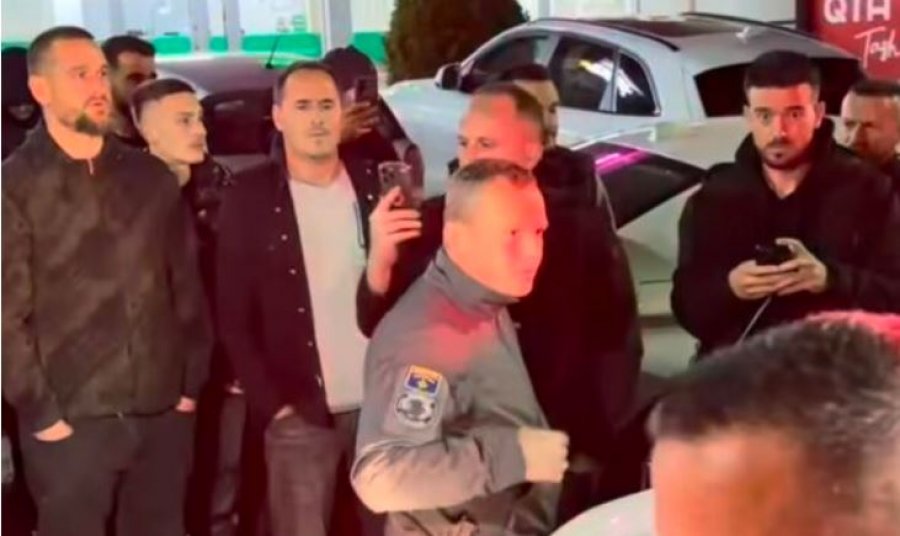 Pamje nga qendra e Skënderajt  qytetarët përballë pjesëtarëve të Njësisë Speciale  Për çka jeni ardhë  video 