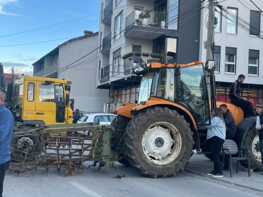 Qytetarët e Skenderajt bllokojnë rrugën me traktorë në përkrahje të kryetarit të kësaj komune