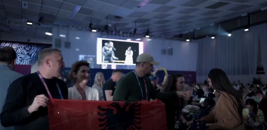 Incident në Eurovision  delegacionit serb i pengon flamuri i Kosovës  Video 