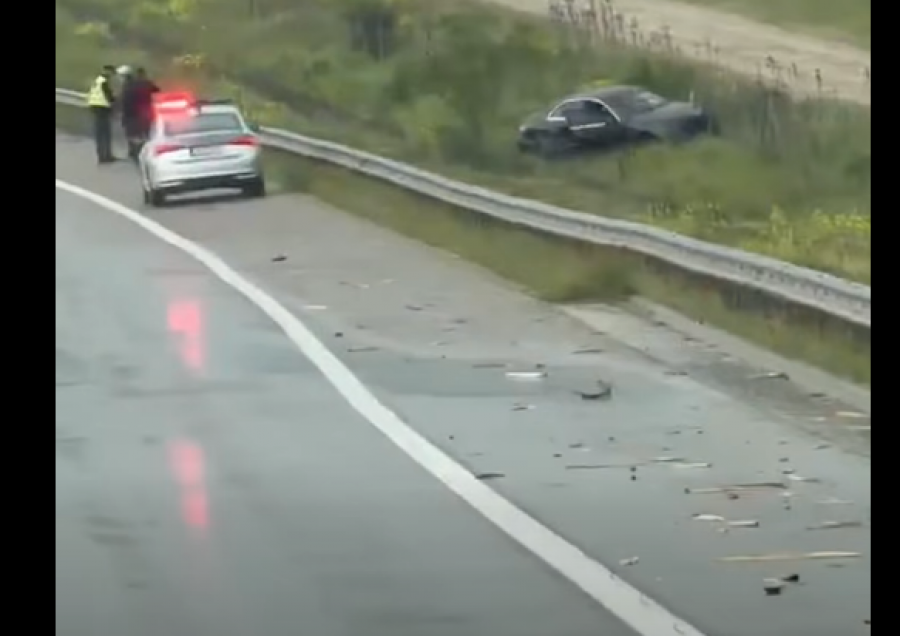 Aksident në autostradën “Ibrahim Rugova”, një veturë del komplet nga rruga