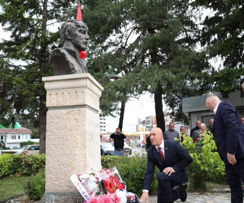 Haradinaj përkujton Mentor Tolajn në 35-vjetorin e rënies