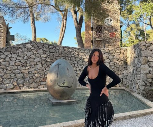 Dua Lipa viziton muzeun e famshëm në Francë, veshja e saj merr gjithë vëmendjen