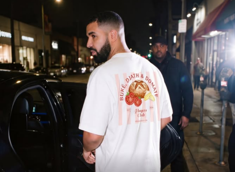 Dashuria e Drake për shqiptarët  bluza e tij flet shumë
