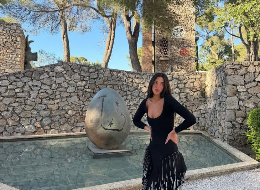 Dua Lipa viziton muzeun e famshëm në Francë  veshja e saj merr gjithë vëmendjen