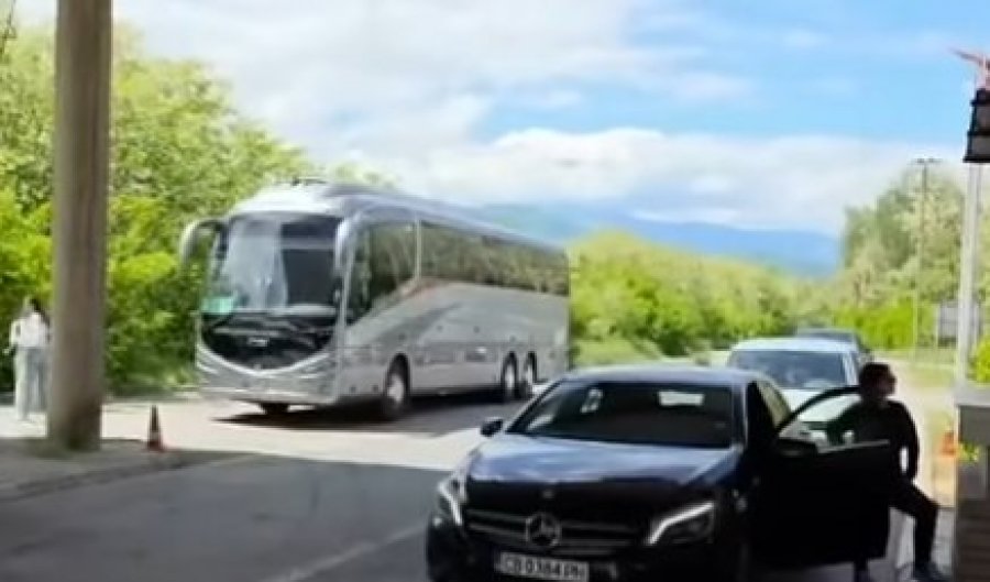 U bllokuan në kufi  studenti nga Shqipëria  Po bëhet që mos të arrijmë në protestë
