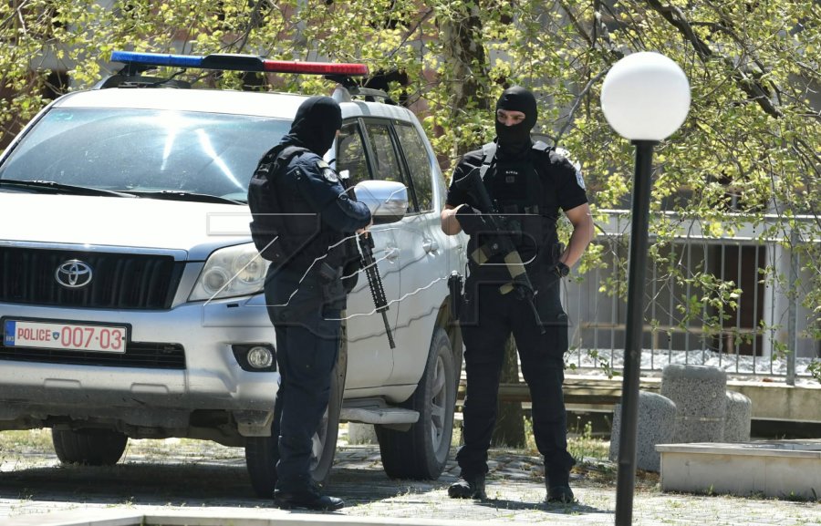 Kontrolle në Gjilan  Prishtinë e Fushë Kosovë   arrestohen gjashtë persona të dyshuar për vjedhje të rënda  sekuestrohen tri vetura