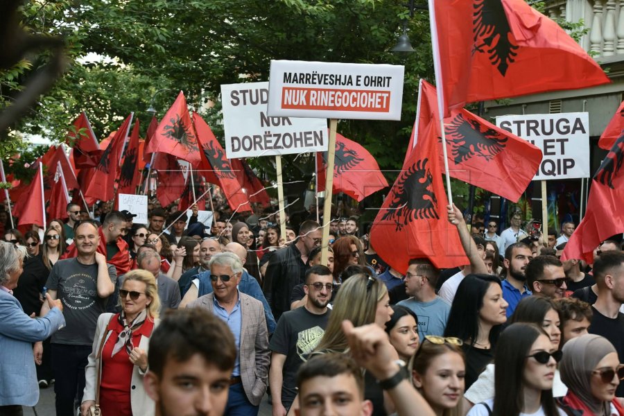 mesazhi-i-studentit-ne-proteste-nuk-ka-institucion-qe-guxon-ta-preke-gjuhen-shqipe