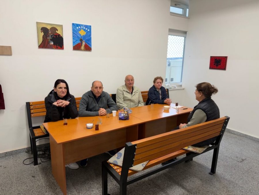 Punëtorët teknikë të shkollave në Prishtinë hyjnë në grevë  drejtori i shkollës nuk i lejoi të flasin