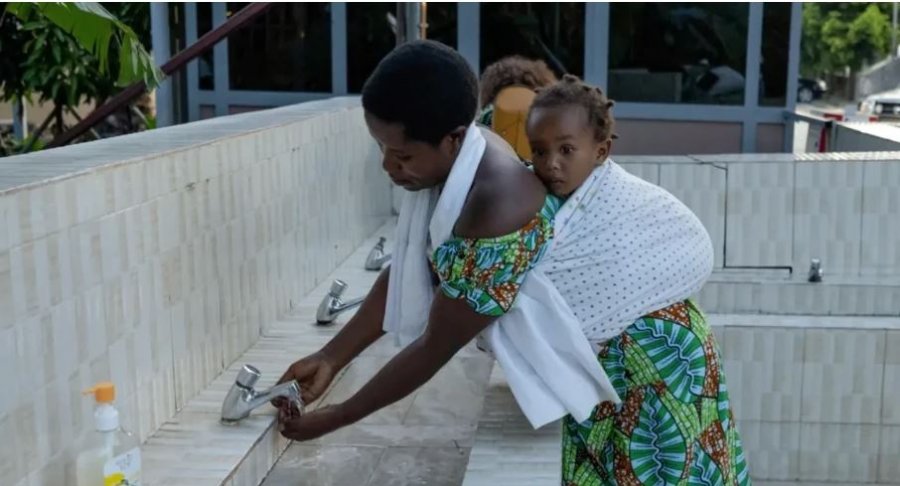 Mjekja e OBSH së ngre alarmin  Ebola mund të përhapet më shpejt nga sa mendohej