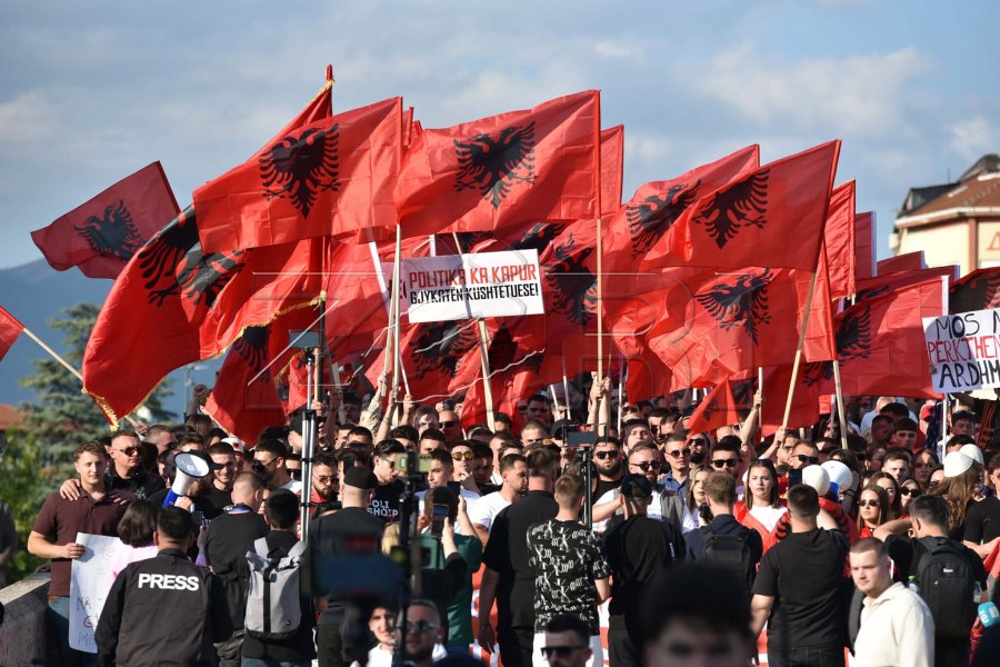 Ademi  Le të zbatohet ligji për përdorimin e gjuhëve  çdo largim nga kjo  na dërgon mbrapa
