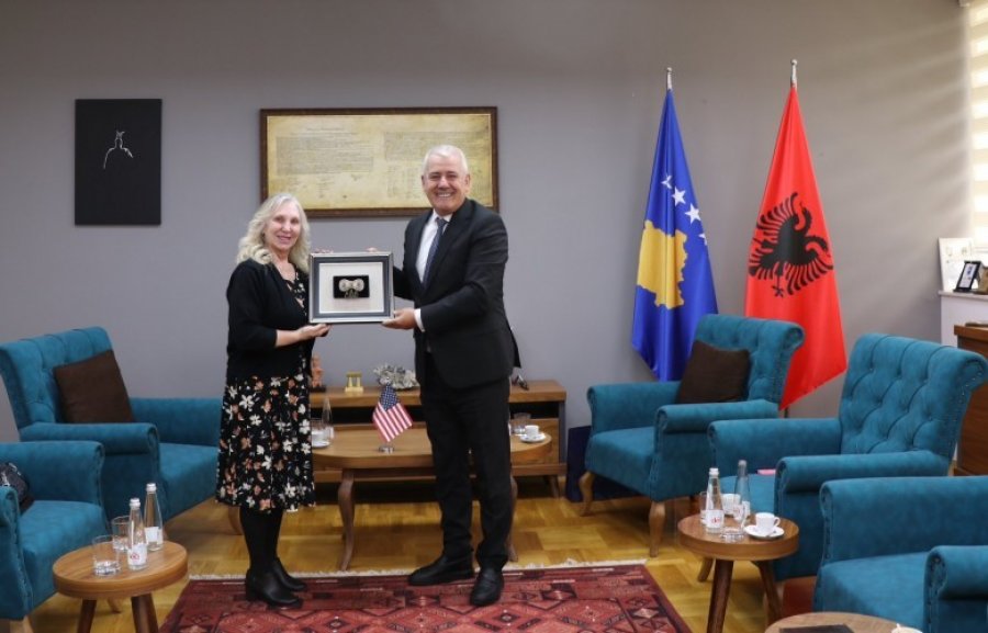 Sveçla vlerëson kontributin e Kimberly Riffe në MPB