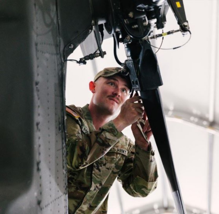 Ushtarët amerikanë në  Bondsteel  mirëmbajnë helikopterët  Black Hawk 
