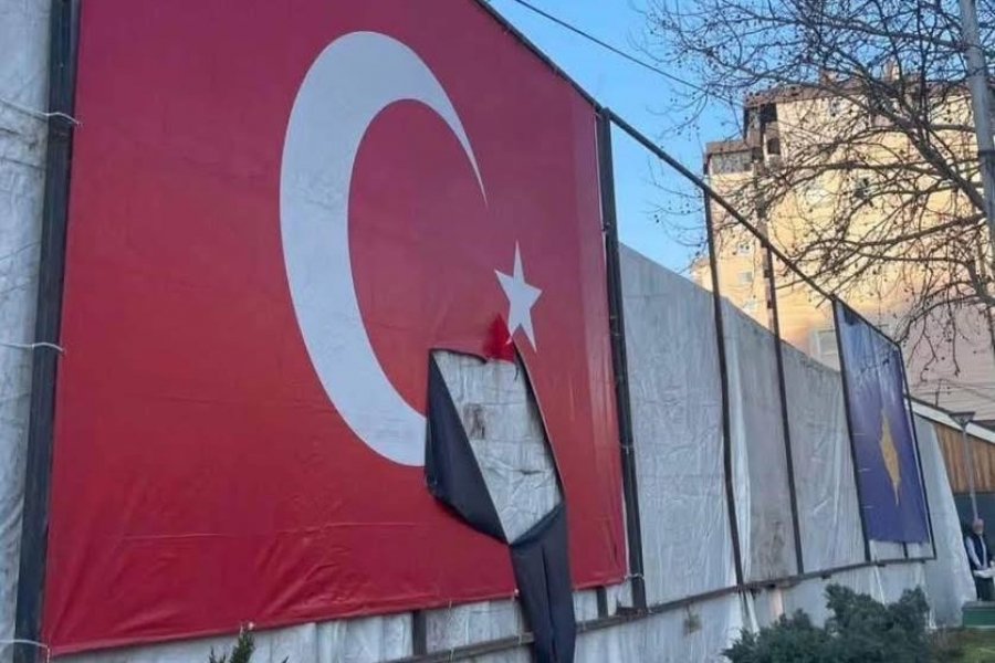 Një vit burgim me kusht dhe katër mijë euro gjobë të akuzuarin që përdhosi flamurin e Turqisë në Mitrovicë