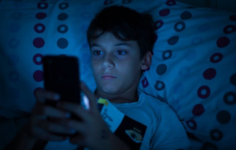 studimi-perdorimi-i-telefonit-gjate-nates-po-ua-vjedh-gjumin-adoleshenteve