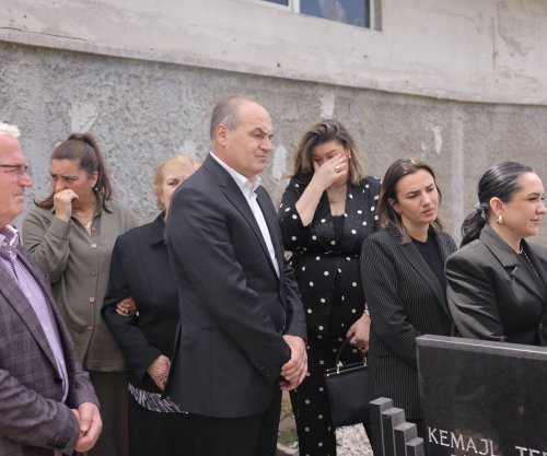 Hoxhaj, pranë familjeve që ende mbajnë plagën e masakrës në Vushtrri