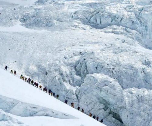 Rekord në malin Everest, 274 alpinistë ngjiten në majë brenda një dite