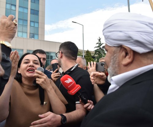 Fitore Pacolli del para protestuesve, që janë mbledhur para ministrisë së saj