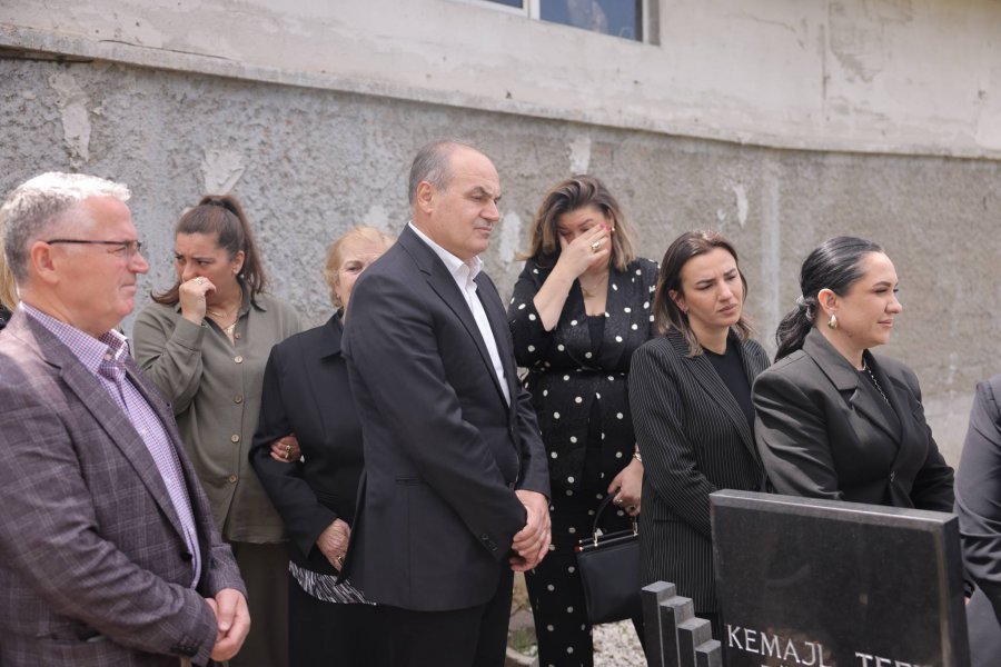 Hoxhaj, pranë familjeve që ende mbajnë plagën e masakrës në Vushtrri