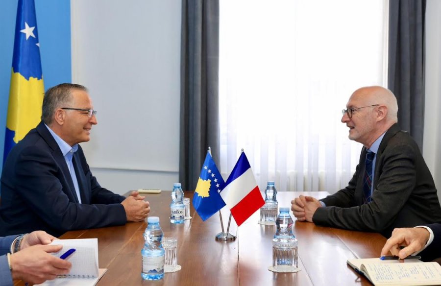 Hamza takon ambasadorin francez, kërkon tejkalimin e krizave në Kosovë