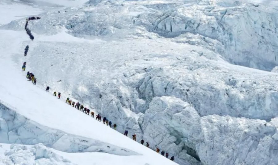 Rekord në malin Everest  274 alpinistë ngjiten në majë brenda një dite