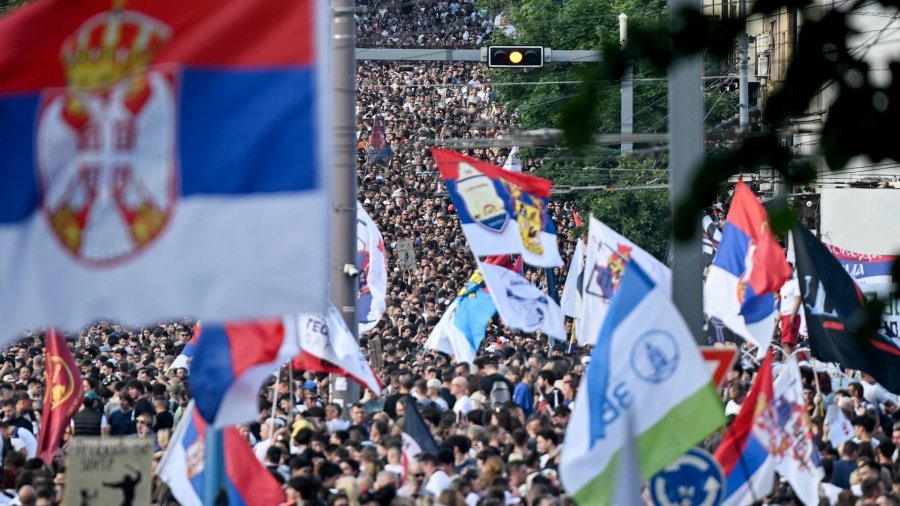 Mbi 100 mijë studentë, sonte u mblodhën kundër Vuçiqit