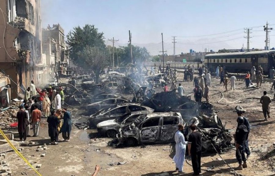 Sulm i përgjakshëm ndaj trenit ushtarak në Pakistan  të paktën 20 të vrarë