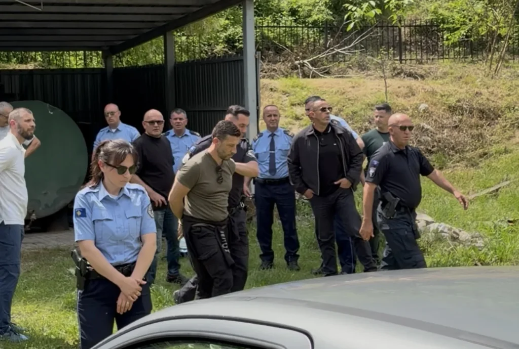 Tentuan ta shpalosnin flamurin e tyre  arrestohen gjashtë serbë afër Manastirit në Prizren