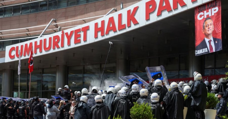 Policia turke hyn me forcë në selinë e partisë opozitare për të larguar udhëheqjen e shkarkuar
