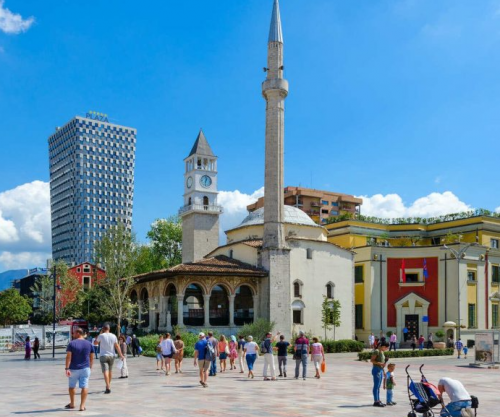 “Daily Mail”: Tirana, një nga destinacionet më të lira për pushime në Evropë
