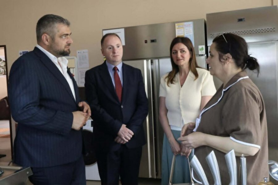 Hoti vizitoi Qendrën e Aftësimit Profesional në Mitrovicë