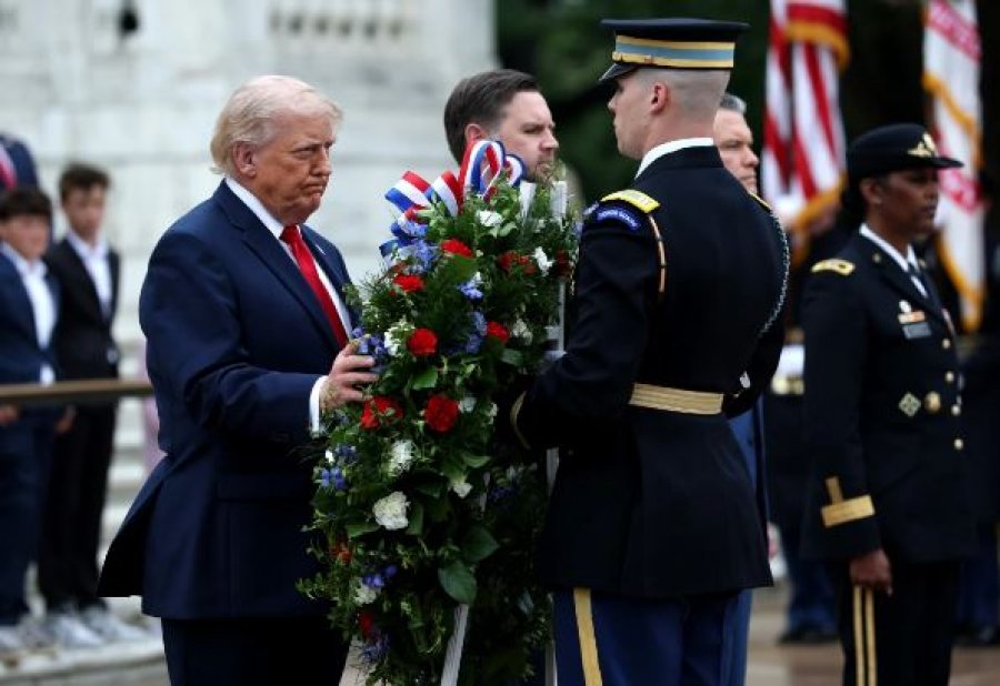 Dita e Përkujtimit  Trump nderon ushtarët amerikanë të vrarë në luftë me Iranin