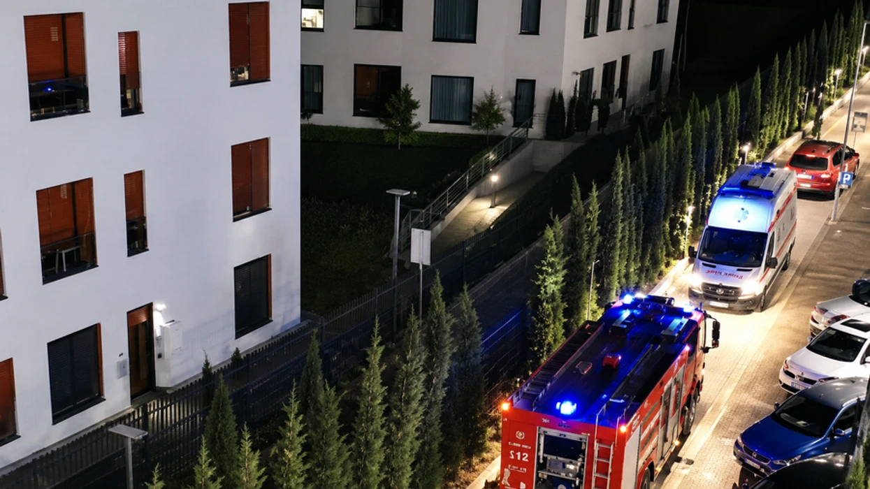 Zjarr në një pallat në Tiranë - evakuohen banorët, një grua dërgohet në spital nga ngufatja