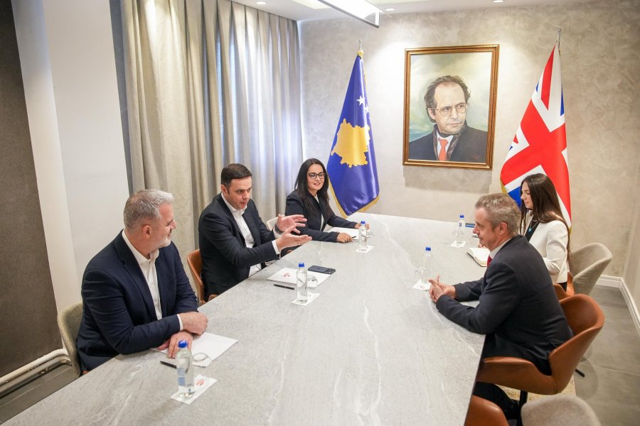 Ambasadori britanik pritet nga Abdixhiku, flasin për zgjedhjet dhe programin e LDK-së