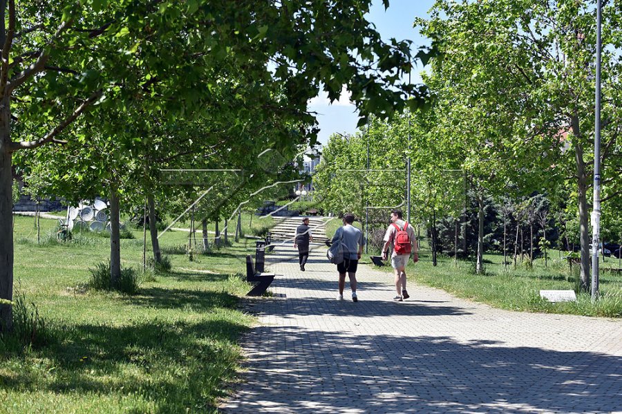 Shi e diell  temperaturat deri në 27°C