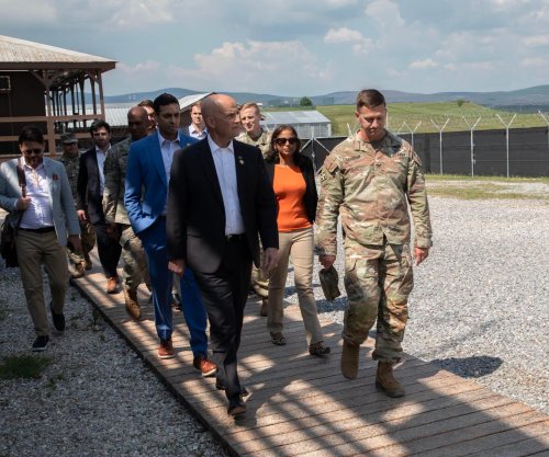 Prattipati mirëpret në Kosovë delegacionin e Kongresit Amerikan në kampin Bondsteel
