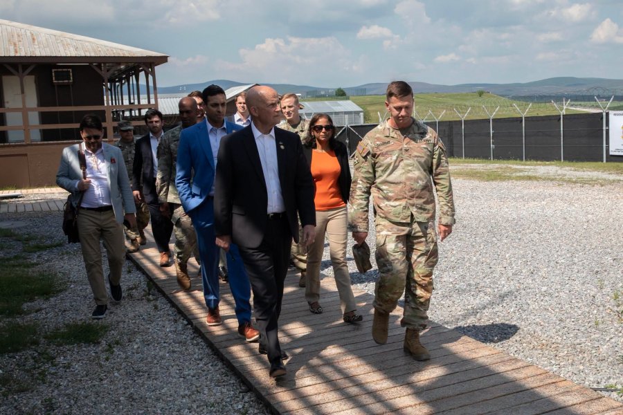 Prattipati mirëpret në Kosovë delegacionin e Kongresit Amerikan në kampin Bondsteel