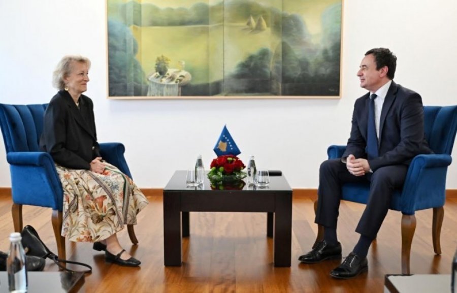 Kurti priti në takim drejtoreshën e Qendrës Kulturore të Kosovës në Paris