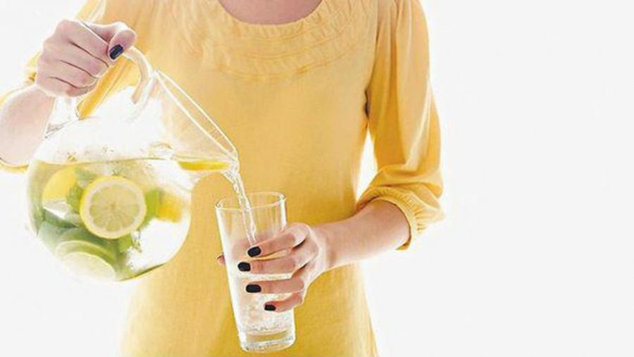 Lëng limoni në vend të kafes së mëngjesit