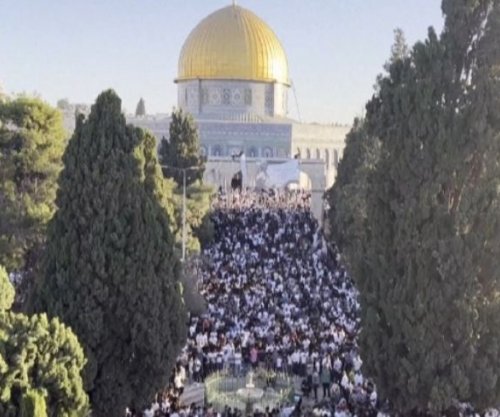 Kurban Bajrami në Jeruzalem - Palestinezët luten në Xhaminë Al Aksa