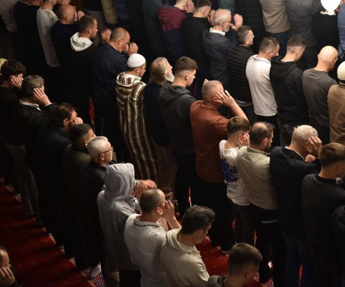 Qytetarët pas faljes së Bajramit bëjnë thirrje për unitet: Politika po na përçan, duhet më shumë paqe e tolerancë