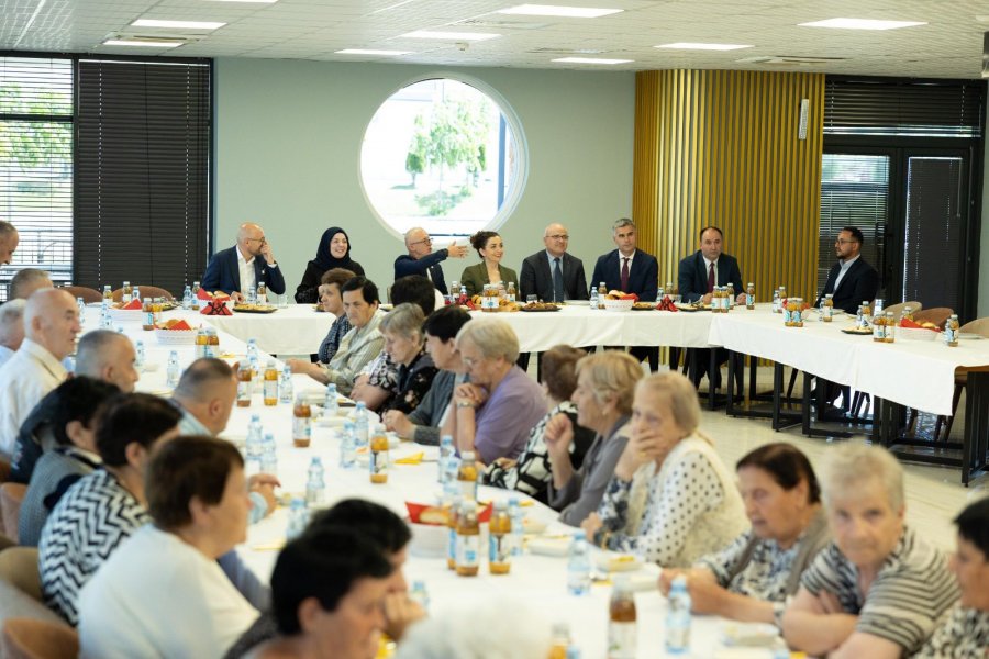 Osmani viziton Shtëpinë e të Moshuarve në Suharekë  Ndamë së bashku dashurinë e festës