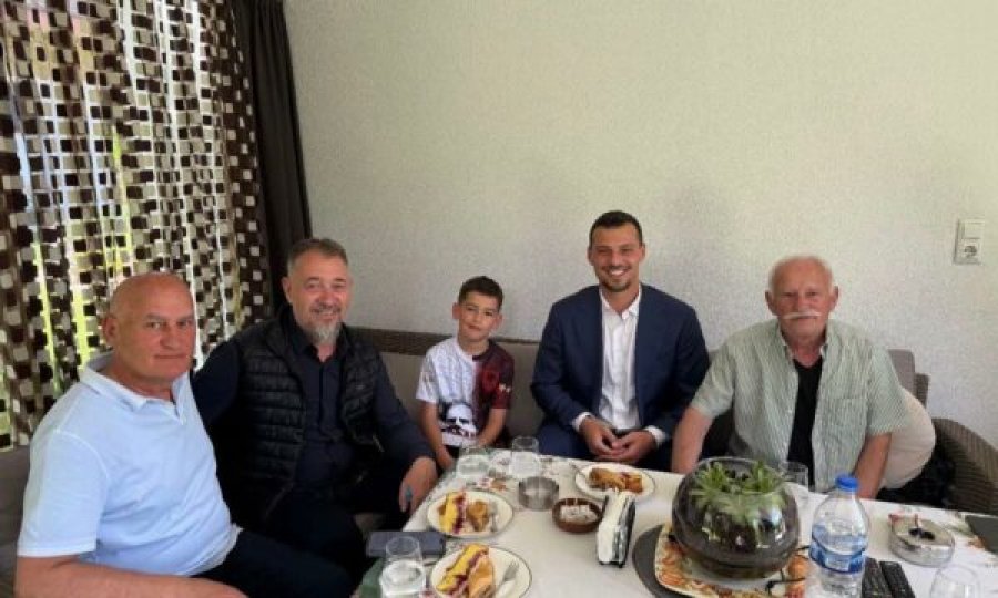 Endrit Thaçi e Sami Lushtaku i shkojnë në vizitë për festën e Bajramit Jetullah Gecit